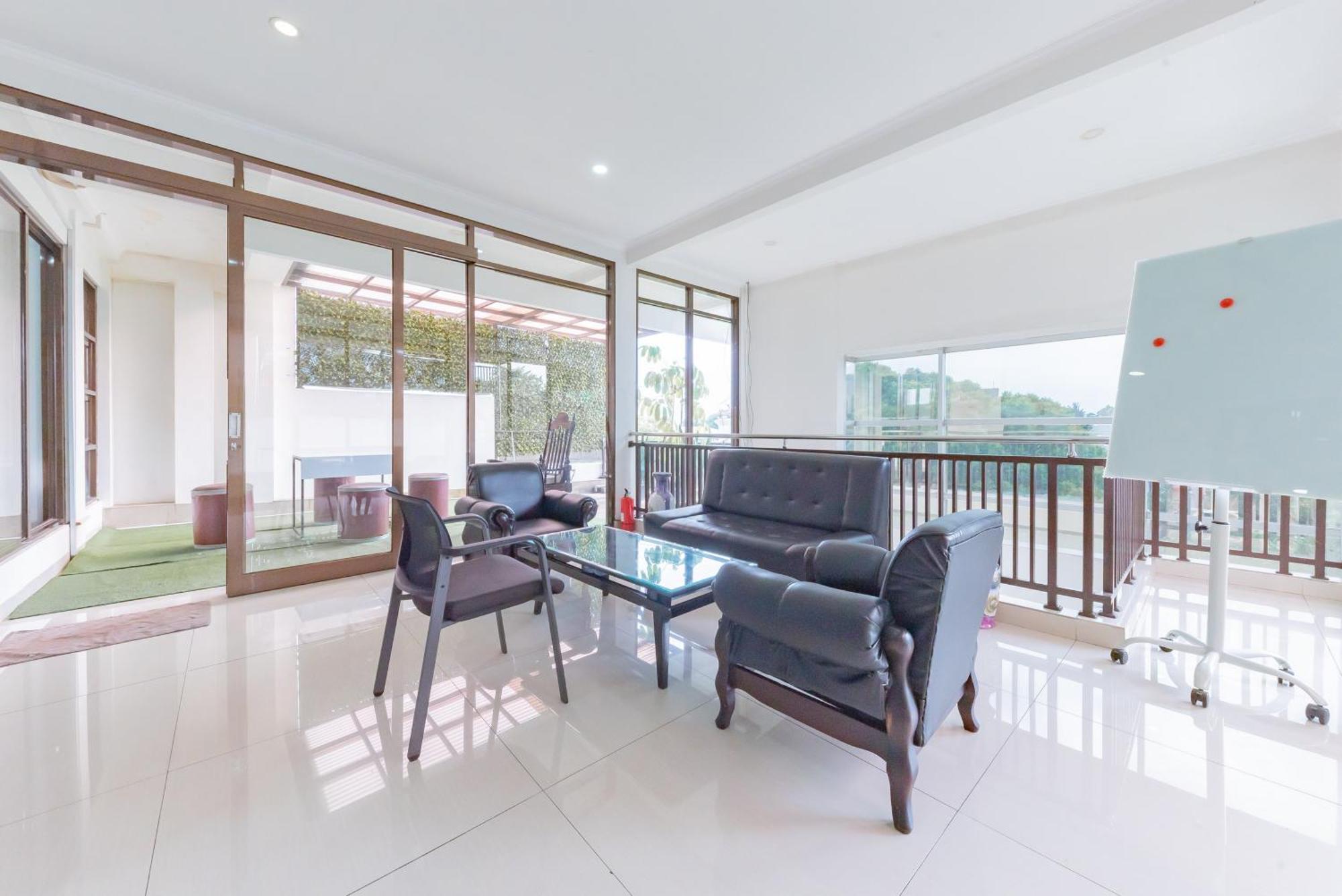 Reddoorz Near Kiara Artha Park Hotel *