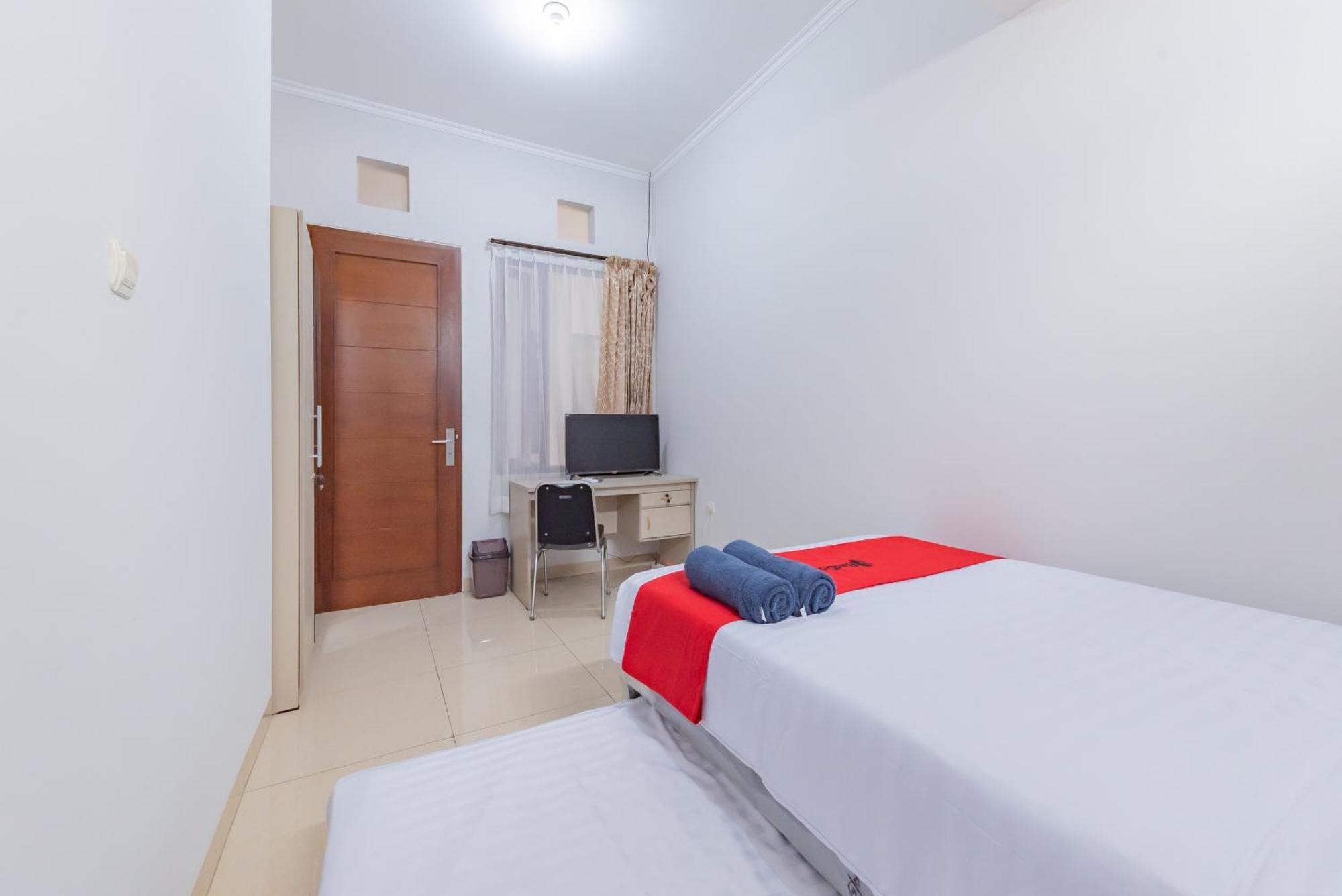 Hotel Reddoorz Near Kiara Artha Park *