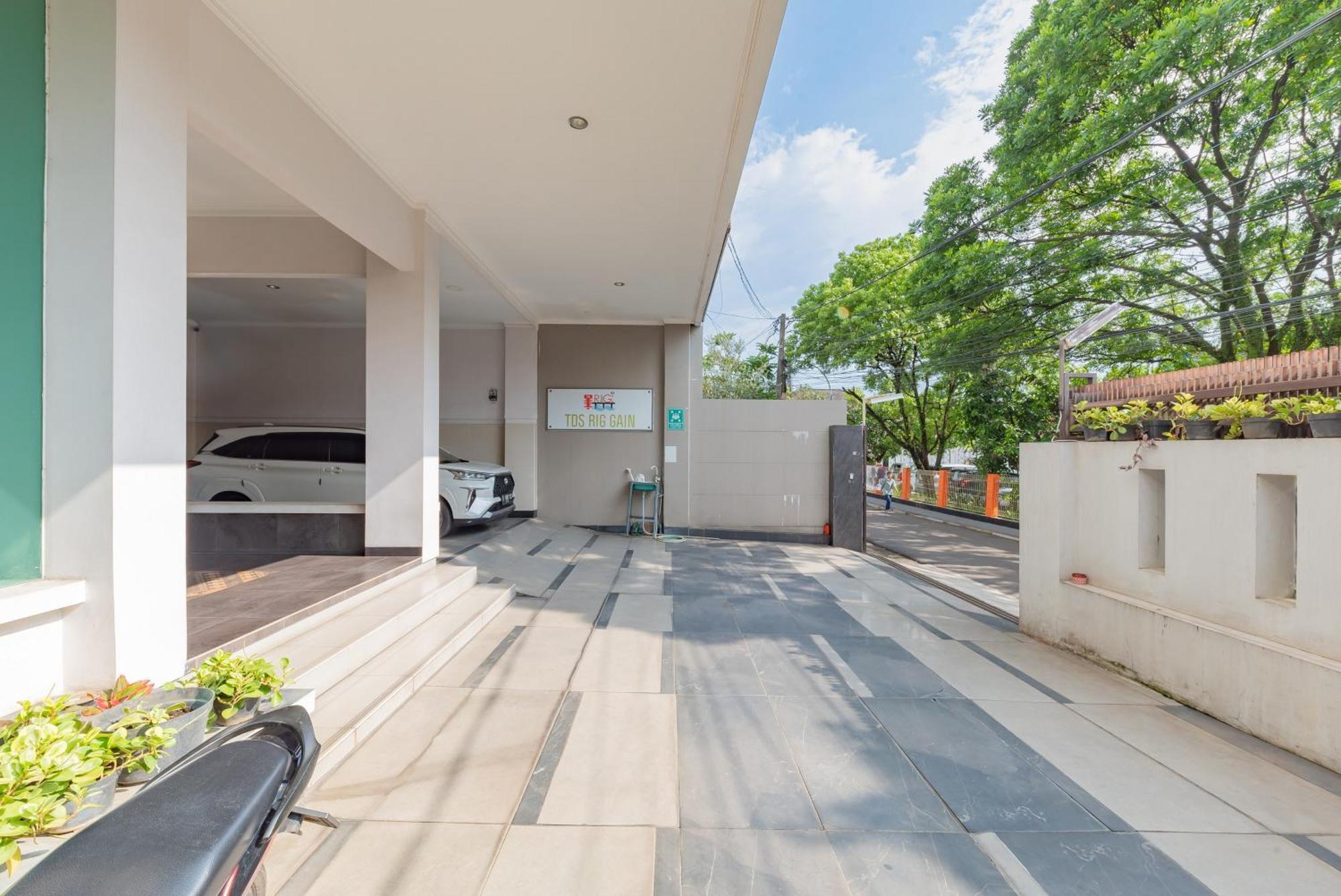 Hotel Reddoorz Near Kiara Artha Park