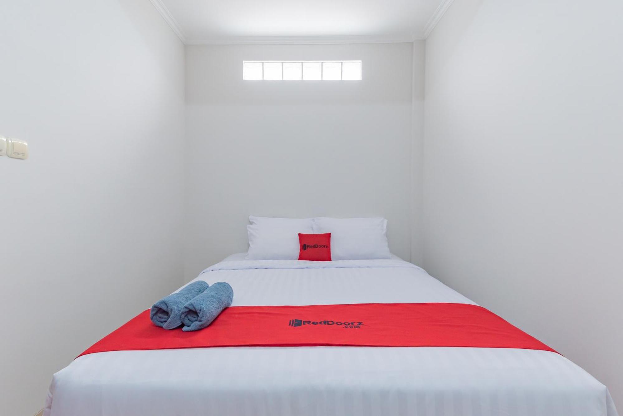 Hotel Reddoorz Near Kiara Artha Park *