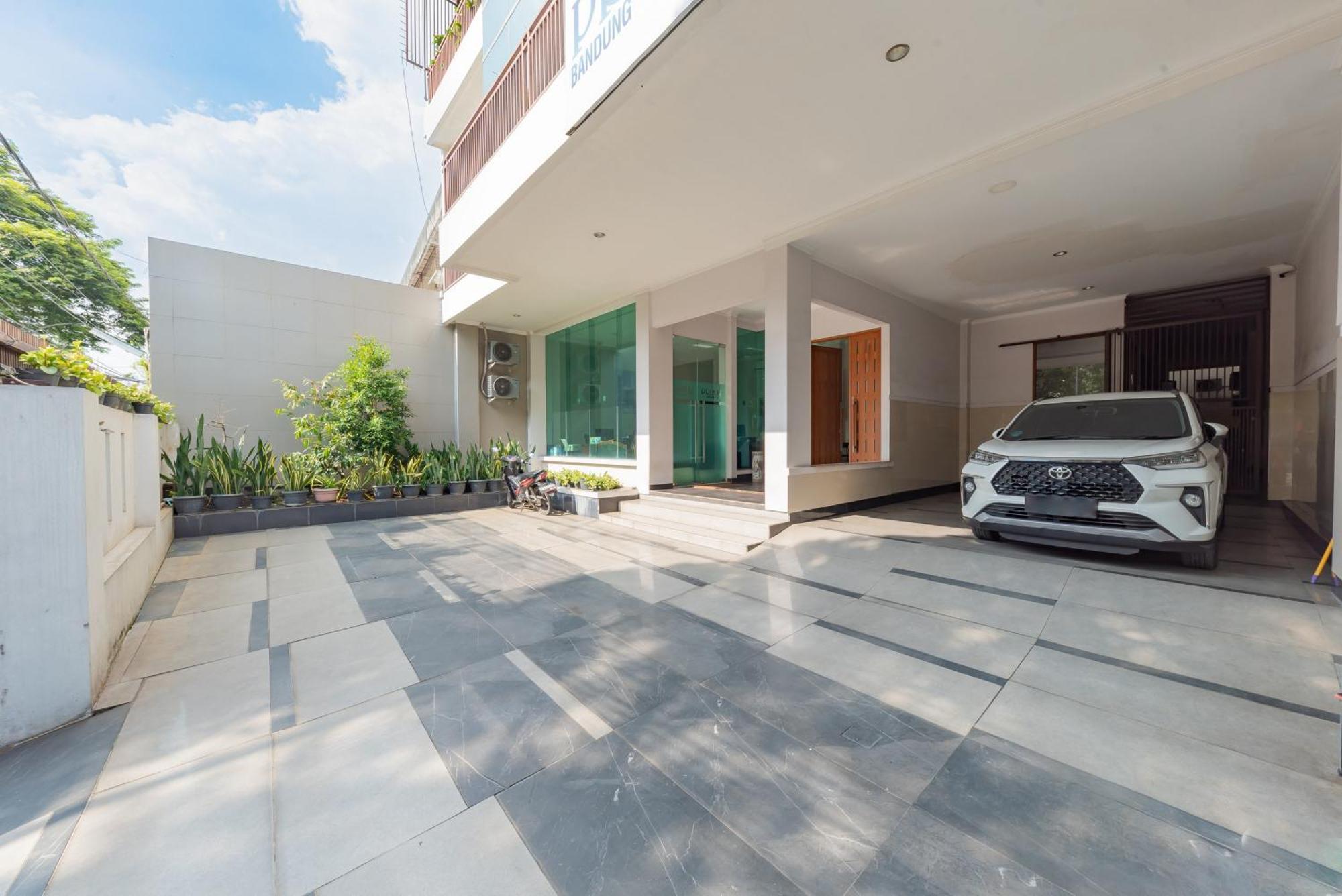 Reddoorz Near Kiara Artha Park